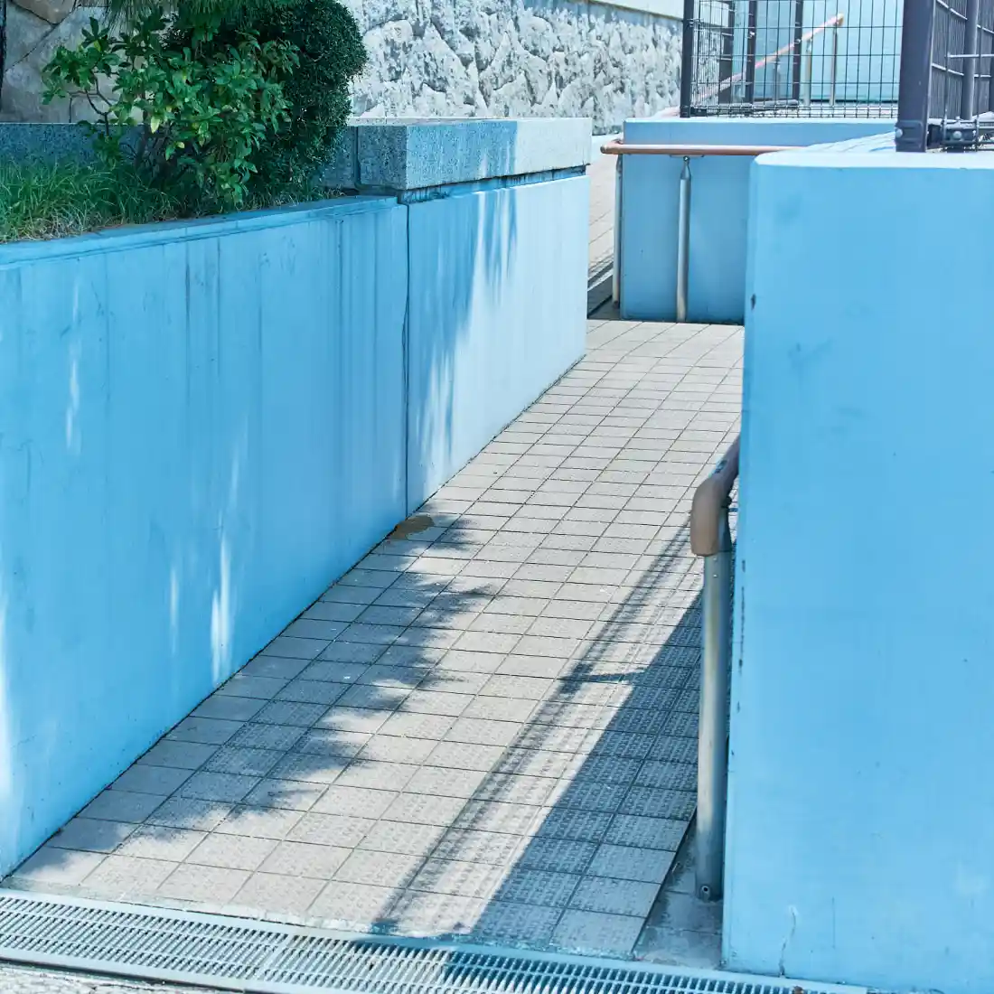 寺院からお墓までのスロープ