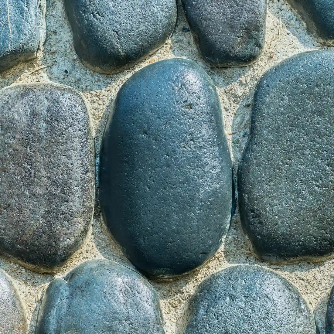 濃いグレーの自然石