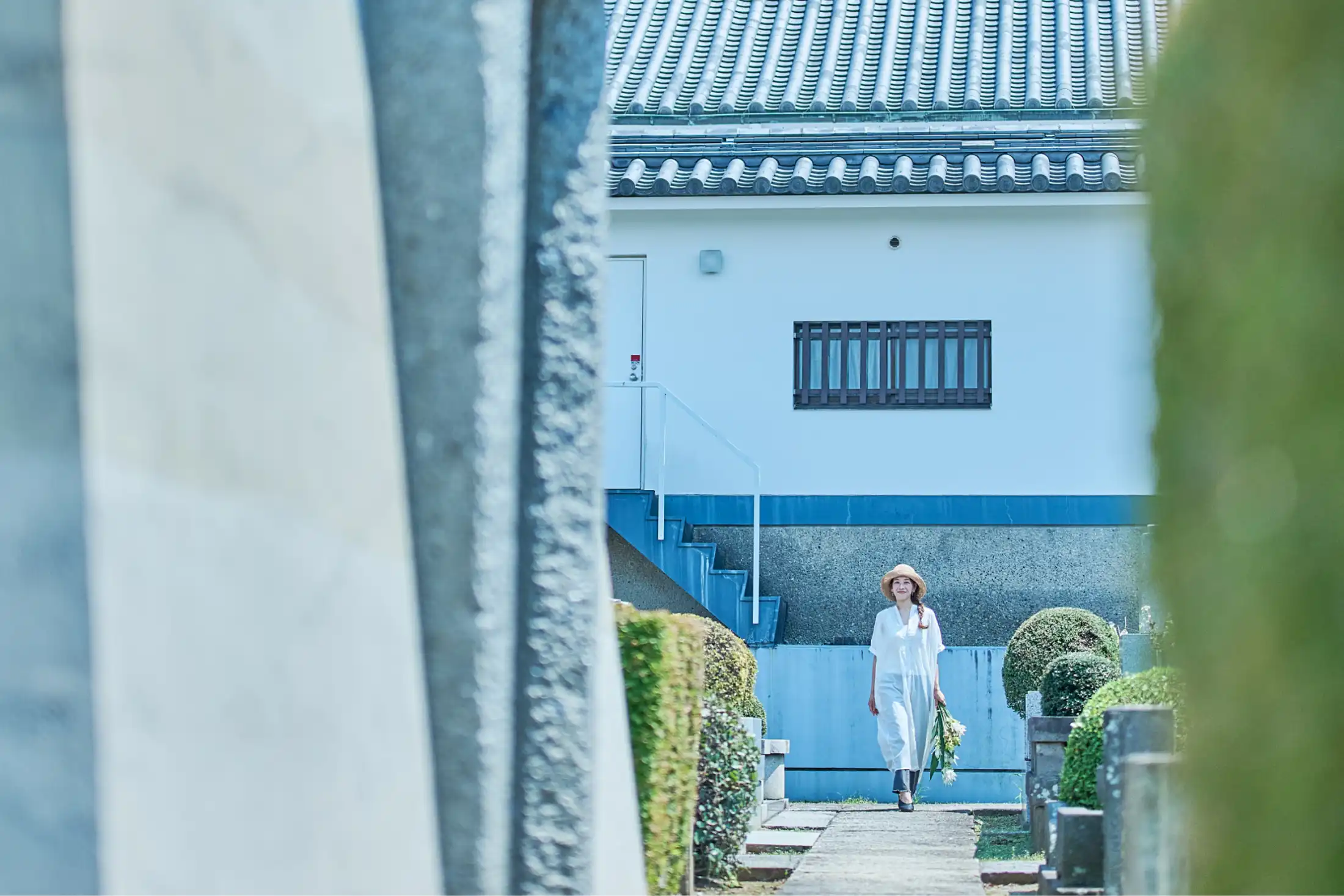 お墓にお参りする人