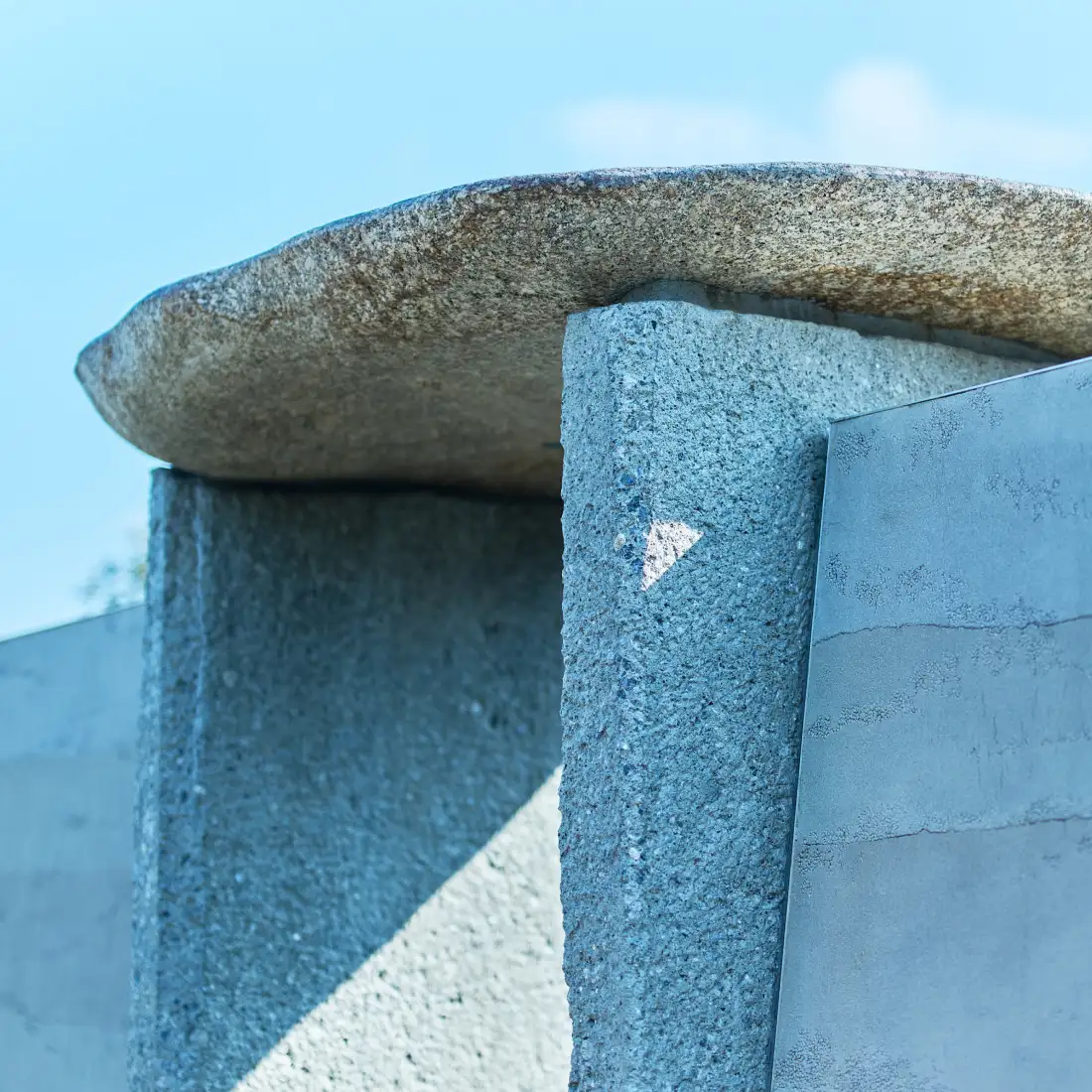 自然石と一枚岩の天井石と青空